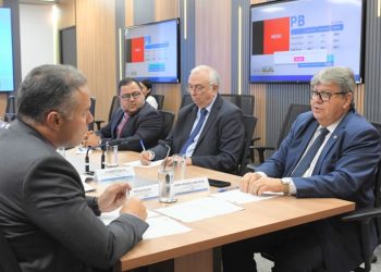 João Azevêdo apresenta projeto da ponte que ligará Cabedelo a Lucena ao ministro Renan Filho