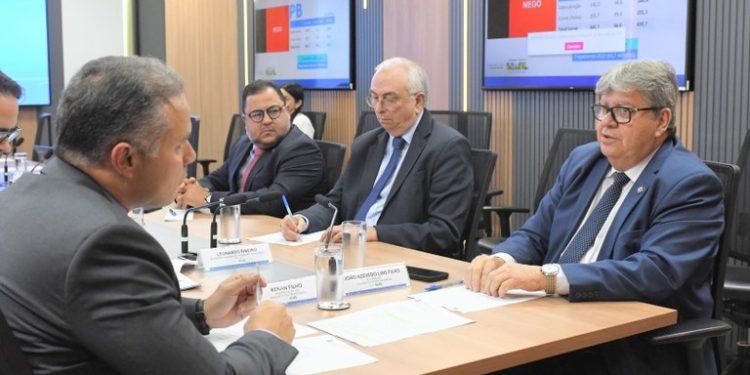 João Azevêdo apresenta projeto da ponte que ligará Cabedelo a Lucena ao ministro Renan Filho