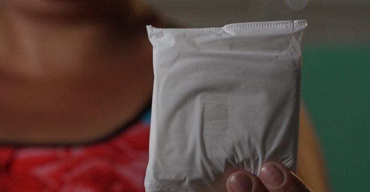 Cabedelo entrega absorventes higiênicos para alunas da rede municipal de ensino e mulheres em situação de vulnerabilidade