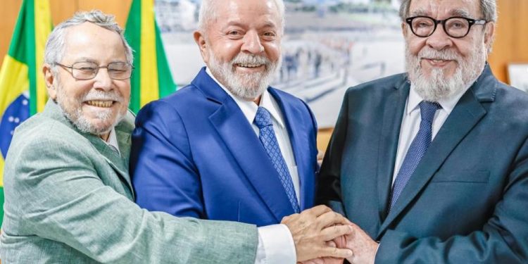 Escritor Fernando Morais assume agência internacional de notícias