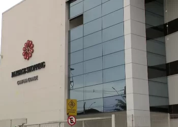 Mulher morre após ser atingida por estrutura de vidro de shopping em Campina Grande