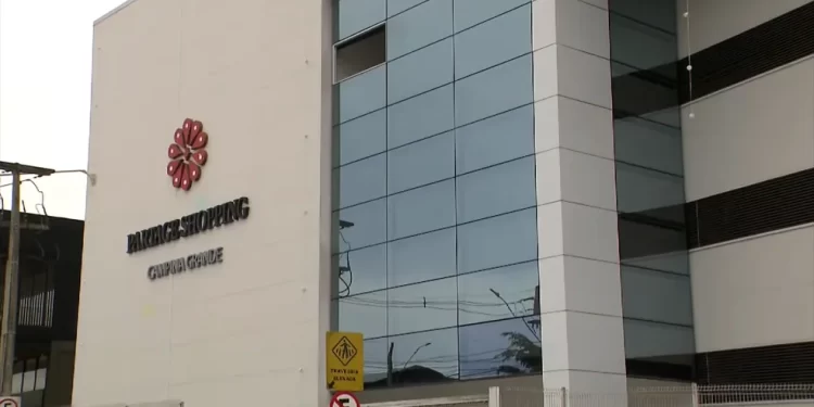 Mulher morre após ser atingida por estrutura de vidro de shopping em Campina Grande