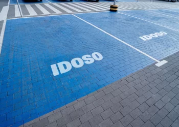 Veja como emitir credencial de vaga preferencial de idoso pelo celular