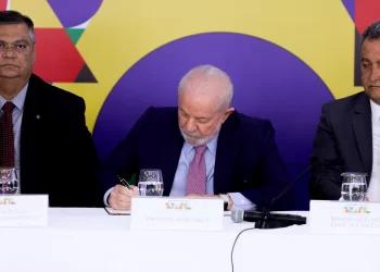 Lula anuncia decreto de GLO em portos e aeroportos