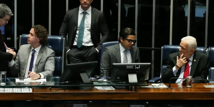 Senado aprova PL da taxação dos fundos exclusivos e offshores