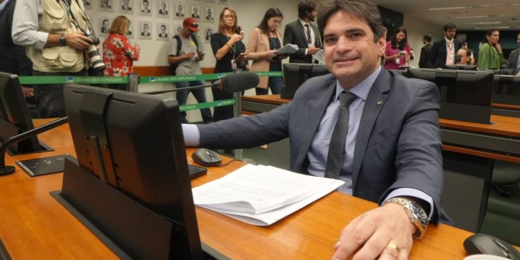 Murilo Galdino apresenta requerimento para visita de avaliação a obra paralisada da Adutora do Pajeú
