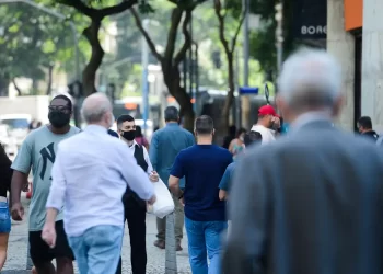 Expectativa de vida no Brasil fica em 75,5 anos em 2022
