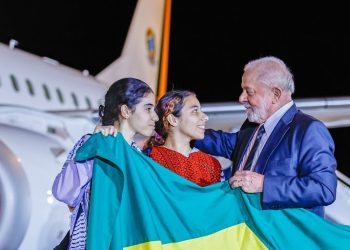 Lula recebe 32 repatriados de Gaza na chegada a Brasília: “Coroamento de trabalho sério”