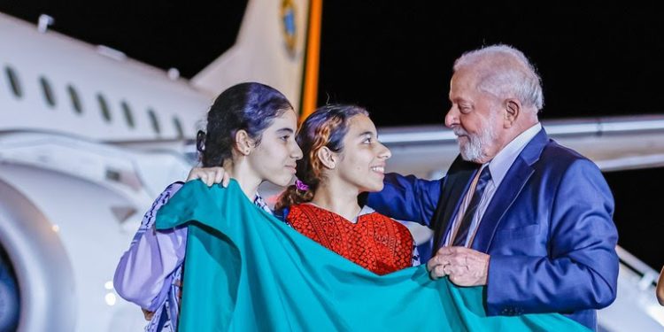 Lula recebe 32 repatriados de Gaza na chegada a Brasília: “Coroamento de trabalho sério”