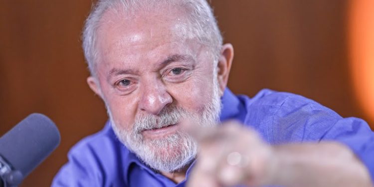 Governo federal cria poupança para incentivar permanência de jovens no ensino médio