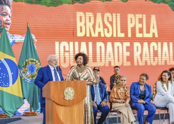 “Pagamento de uma dívida histórica”, diz Lula ao assinar medidas pela igualdade racial