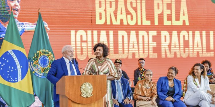 “Pagamento de uma dívida histórica”, diz Lula ao assinar medidas pela igualdade racial