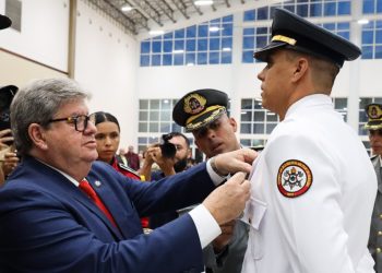 Governador prestigia formatura de oficiais do Corpo de Bombeiros e assina ato de promoção de formandos