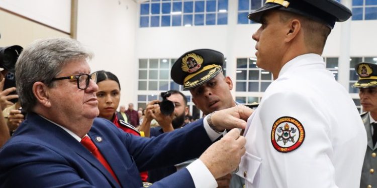 Governador prestigia formatura de oficiais do Corpo de Bombeiros e assina ato de promoção de formandos