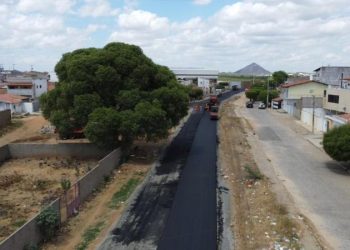 Prefeitura de Patos pavimenta avenida recentemente aberta e facilita acesso dos moradores do Luar de Angelita ao Centro