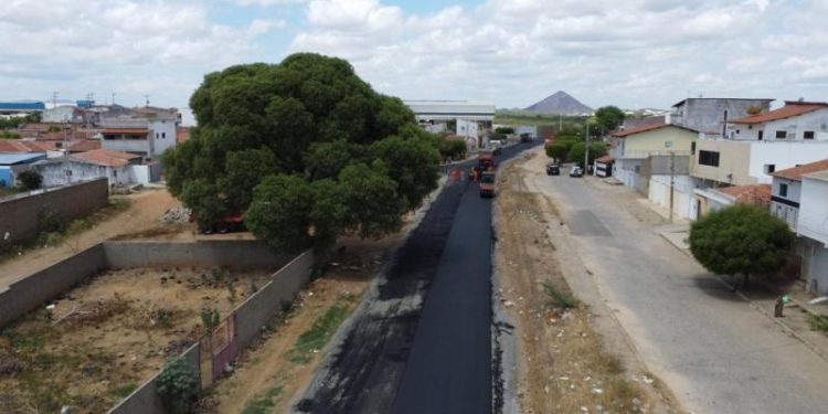 Prefeitura de Patos pavimenta avenida recentemente aberta e facilita acesso dos moradores do Luar de Angelita ao Centro