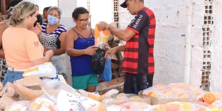 Prefeitura de Conde beneficia quase 10 mil famílias com a distribuição das aves natalinas