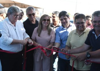 Governador entrega escola, habitação e inspeciona obras de mobilidade urbana em Areial, Puxinanã e Campina Grande
