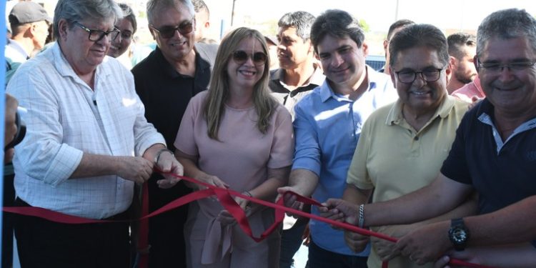 Governador entrega escola, habitação e inspeciona obras de mobilidade urbana em Areial, Puxinanã e Campina Grande