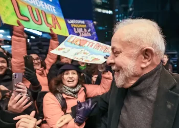 Lula chega a Berlim, onde reforça acordos em diversos setores