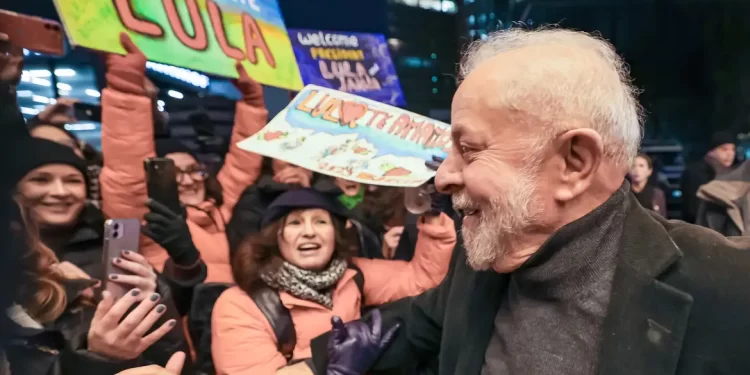 Lula chega a Berlim, onde reforça acordos em diversos setores