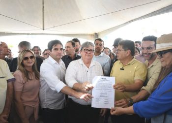 João autoriza obras rodoviárias e inspeciona construções de escola, anfiteatro, creche e hospital em Pocinhos