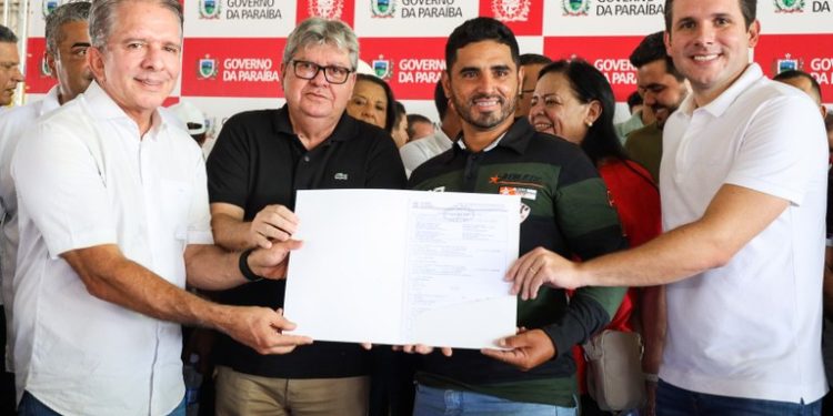 João Azevêdo participa de sorteio de 856 apartamentos dos Residenciais São Judas Tadeu I e II e entrega escrituras de imóveis em Patos