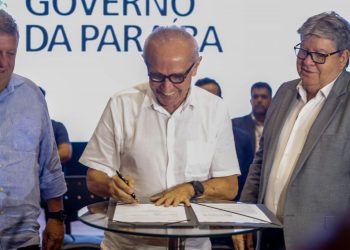 Cícero Lucena assina convênio com o Governo do Estado para construção de condomínio para famílias da antiga comunidade Dubai