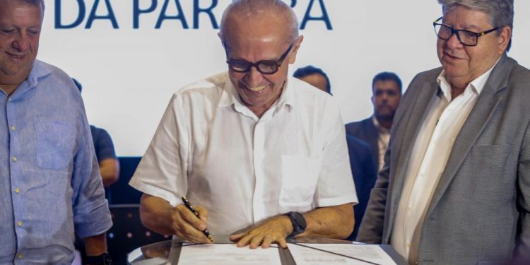 Cícero Lucena assina convênio com o Governo do Estado para construção de condomínio para famílias da antiga comunidade Dubai