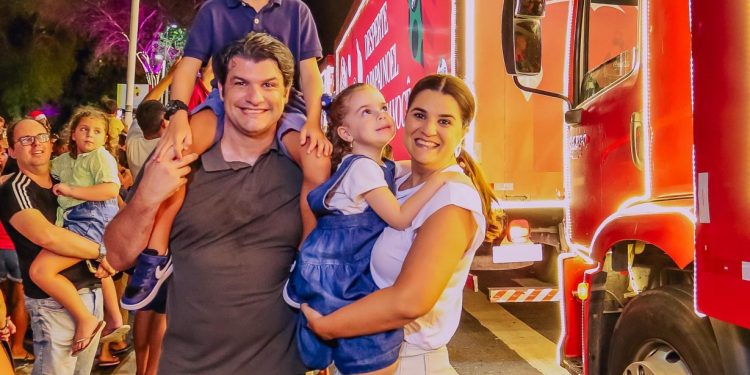 Leo Bezerra convida público a conferir decoração natalina de João pessoa durante evento da Caravana da Coca-Cola