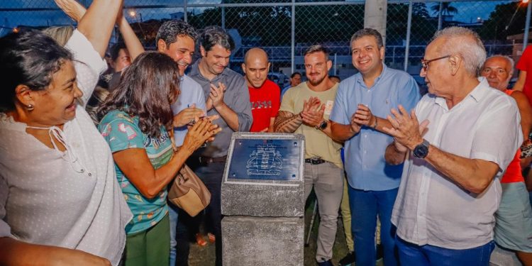 Prefeito entrega praça no bairro do Cristo, a 6ª construída do zero pela gestão municipal