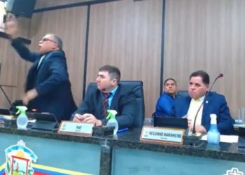 VÍDEO: Vereador paraibano admite que bate em mulher e ameaça colega no plenário