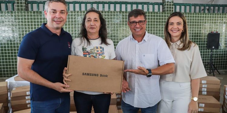Prefeitura de Cabedelo entrega notebooks e anuncia o pagamento de precatórios e retroativo da diferença do piso salarial aos professores
