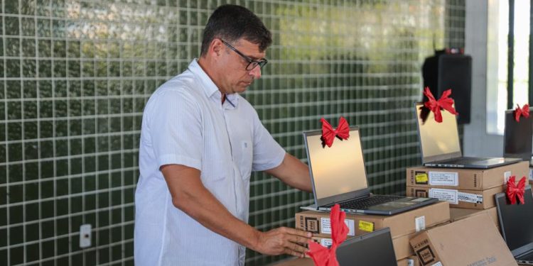 Prefeitura de Cabedelo entrega notebooks e anuncia o pagamento de precatórios e retroativo da diferença do piso salarial aos professores