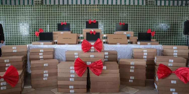 Prefeitura de Cabedelo entrega notebooks e anuncia o pagamento de precatórios e retroativo da diferença do piso salarial aos professores