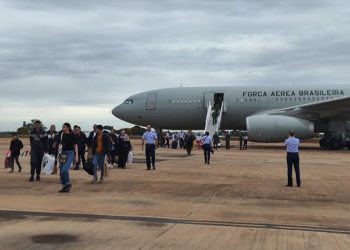 Avião com 30 repatriados da Faixa de Gaza chega a Brasília