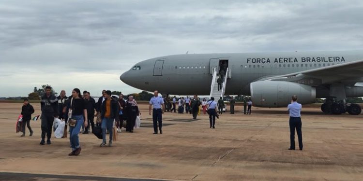Avião com 30 repatriados da Faixa de Gaza chega a Brasília