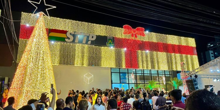 STTP inaugura iluminação natalina com participação de coral de servidores