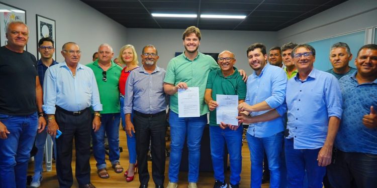 Bruno sanciona lei que amplia as alternativas de uso de veículos pelos taxistas de Campina Grande