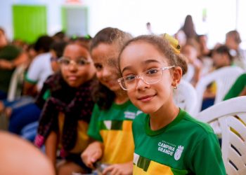 Prefeitura executa mais uma etapa do Programa Olhar Campina com a entrega de óculos para estudantes da Rede