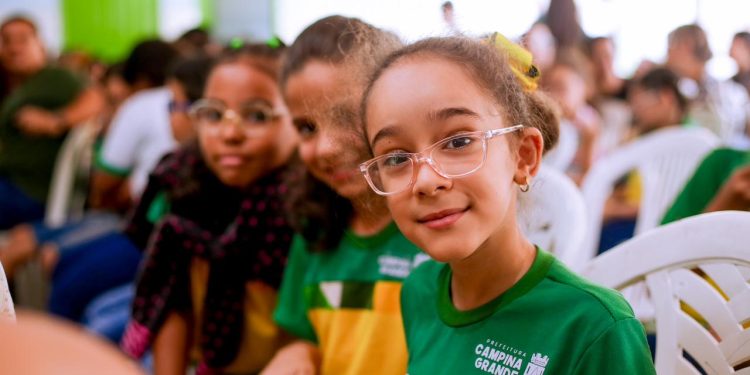 Prefeitura executa mais uma etapa do Programa Olhar Campina com a entrega de óculos para estudantes da Rede