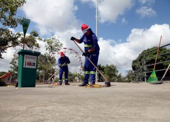 Emlur reforça quantidade de agentes de limpeza nas ruas do Centro e instala novas papeleiras