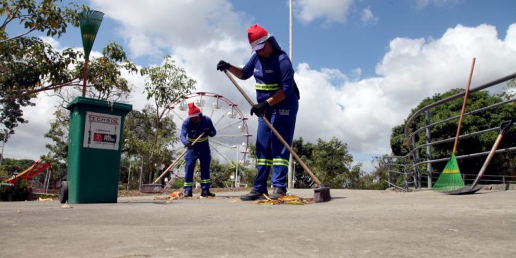 Emlur reforça quantidade de agentes de limpeza nas ruas do Centro e instala novas papeleiras