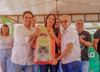 Prefeito entrega ração para 130 protetores de animais através do programa Banco de Ração