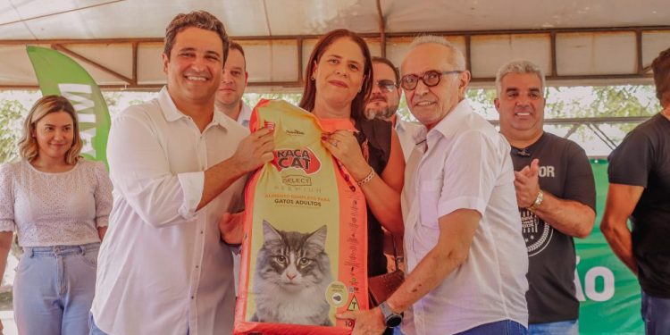 Prefeito entrega ração para 130 protetores de animais através do programa Banco de Ração