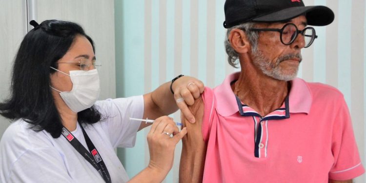 João Pessoa aplica nova dose da Bivalente contra Covid-19 em pessoas idosas e imunocomprometidas