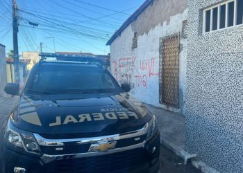Operação tem como alvos suspeitos de ostentar armas na internet e ameaçar comunidade