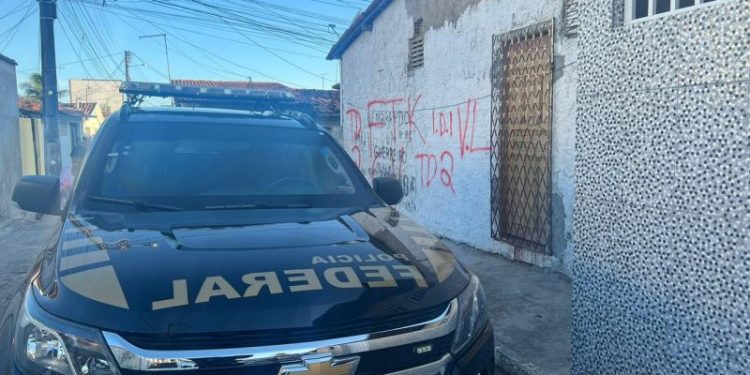 Operação tem como alvos suspeitos de ostentar armas na internet e ameaçar comunidade