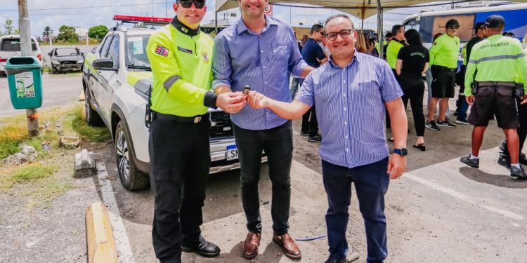Leo Bezerra entrega nove novos veículos para fiscalização de trânsito e sinalização viária da cidade