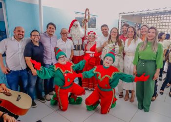 Cícero Lucena celebra Natal do Hospital Valentina Figueiredo com entrega de presentes aos usuários